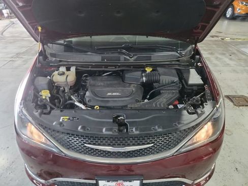 Used 2018 Chrysler Pacifica Touring-L Plus FWD image 32