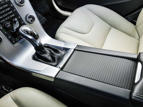 Used 2017 Volvo V60 T5 Premier w/ Convenience Package image 26