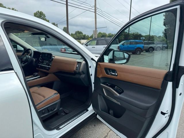 Used 2025 Nissan Pathfinder Platinum FWD image 14