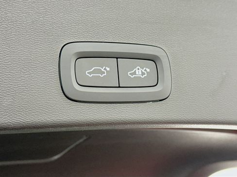 Used 2025 Volvo XC40 B5 Core image 30