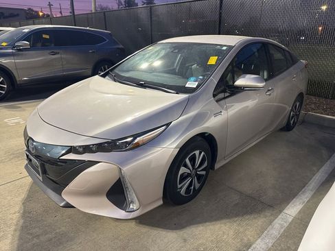 Used 2018 Toyota Prius Prime Premium w/ Preferred Accessory Package image 4