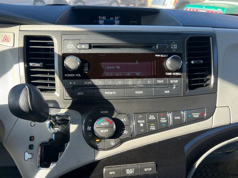 Used 2013 Toyota Sienna LE image 35