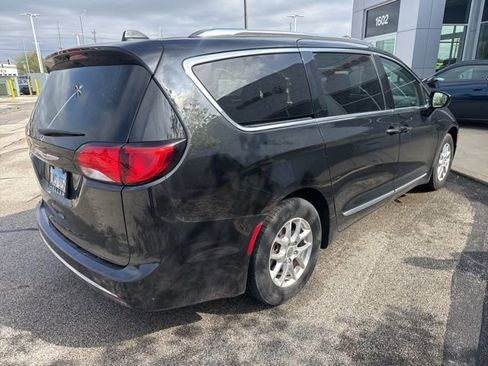 Used 2020 Chrysler Pacifica Touring-L image 4