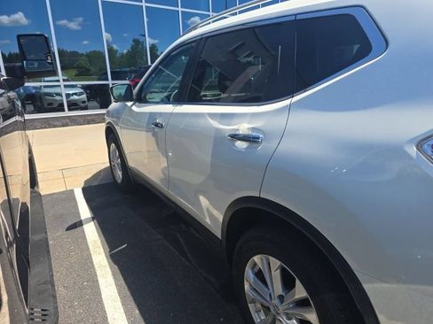 Used 2015 Nissan Rogue SV w/ SV Premium Package AWD/4WD image 11