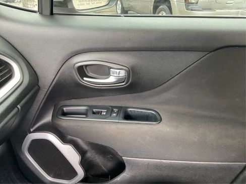 Used 2018 Jeep Renegade Latitude FWD image 19