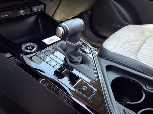 Certified 2025 Kia Niro SX Touring FWD image 19