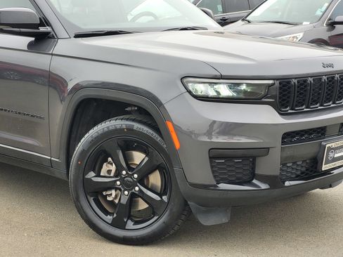 Used 2022 Jeep Grand Cherokee L Laredo image 3