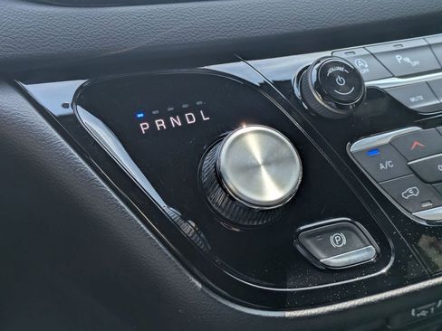 Used 2025 Chrysler Pacifica Select image 17