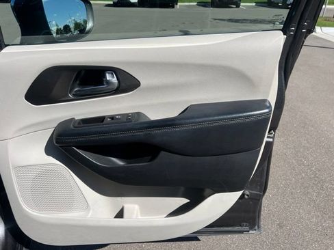 Used 2019 Chrysler Pacifica Limited FWD image 9