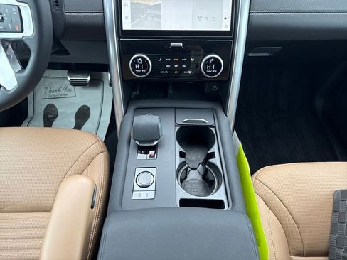 Used 2025 Land Rover Discovery Dynamic SE AWD/4WD image 25