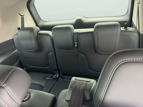 Used 2025 Nissan Armada SV RWD image 7