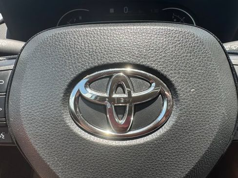 Used 2025 Toyota RAV4 XLE FWD image 40