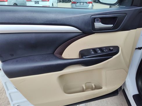 Used 2019 Toyota Highlander SE image 21