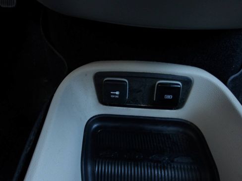 Used 2018 Chrysler Pacifica Limited FWD image 17