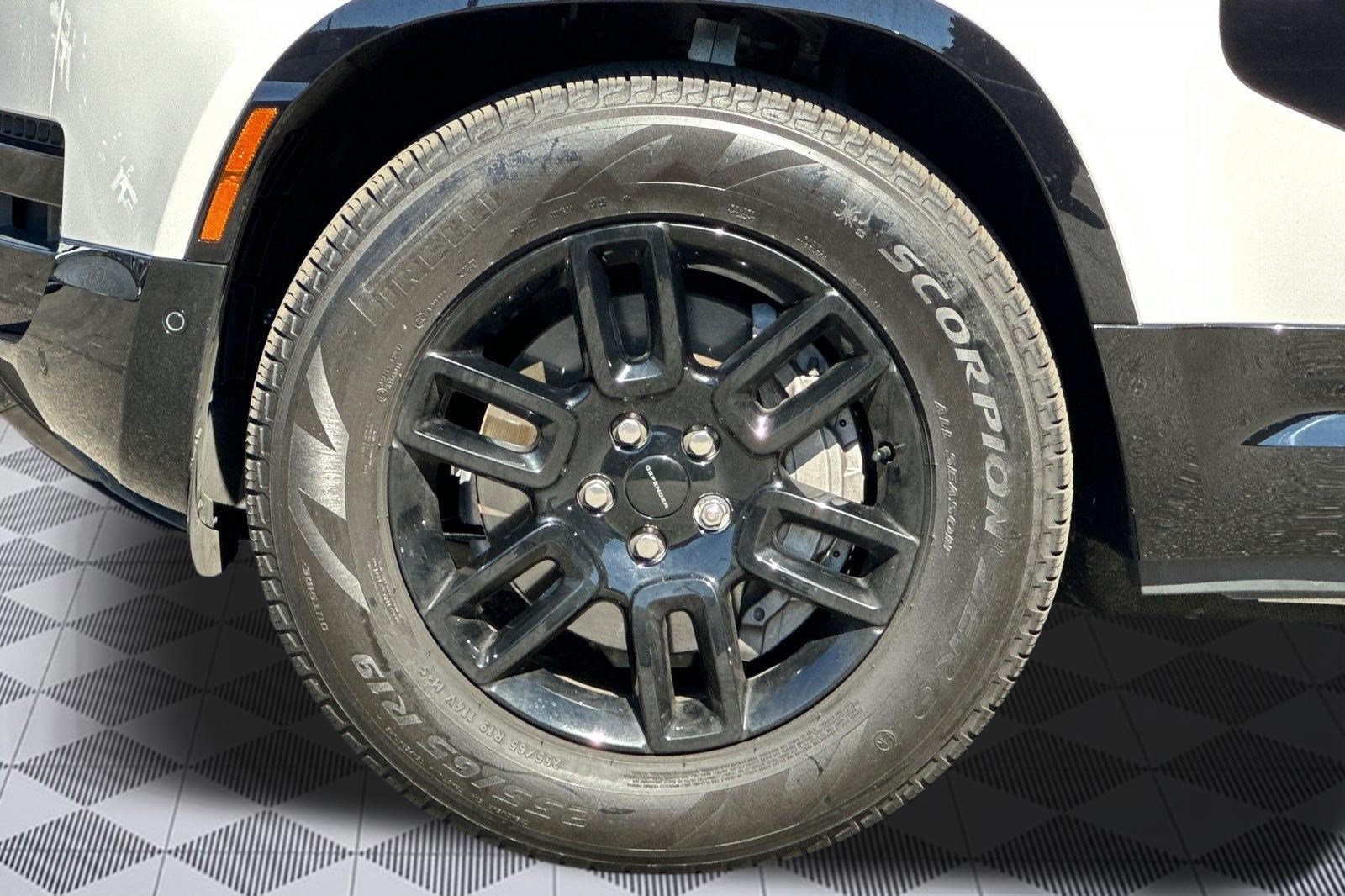 Used 2026 Land Rover Defender 130 X-Dynamic SE AWD/4WD image 12