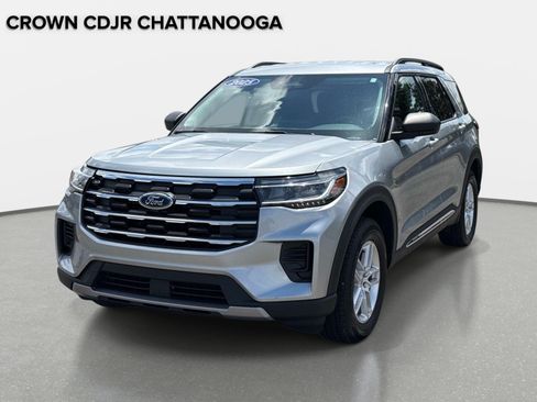 Used 2025 Ford Explorer Active AWD/4WD image 9
