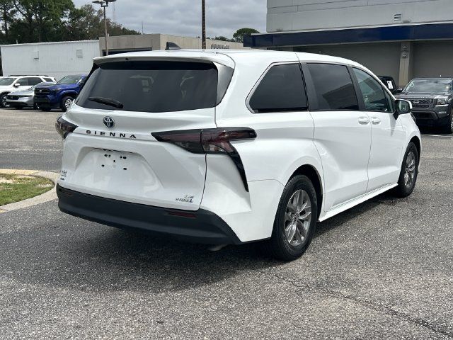 Used 2024 Toyota Sienna LE AWD/4WD image 6