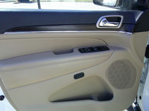 Used 2014 Jeep Grand Cherokee Limited w/ Luxury Group II image 40