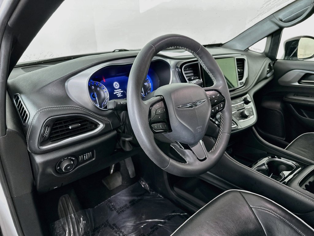 Certified 2025 Chrysler Pacifica Limited FWD image 16