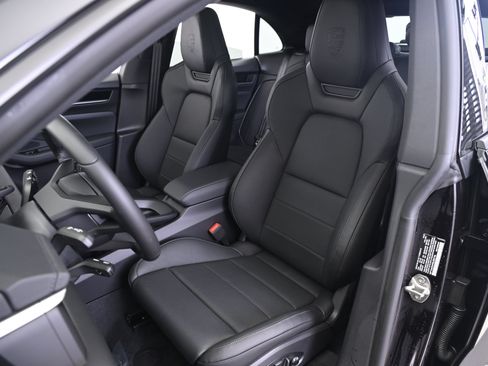 Used 2025 Porsche Macan 4 Electric AWD/4WD image 5