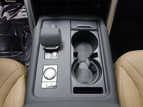 Used 2024 Land Rover Discovery Dynamic SE image 14