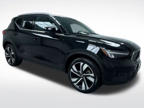 Used 2025 Volvo XC40 B5 Plus image 18