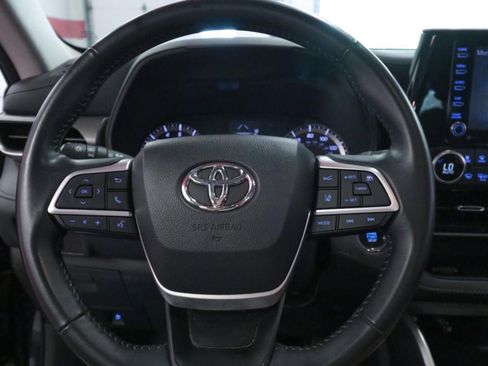 Used 2022 Toyota Highlander LE FWD image 9