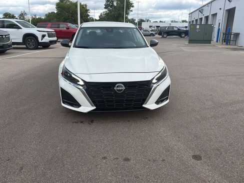 Used 2025 Nissan Altima 2.5 SV FWD image 8