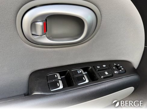 Used 2019 Kia Soul FWD image 24