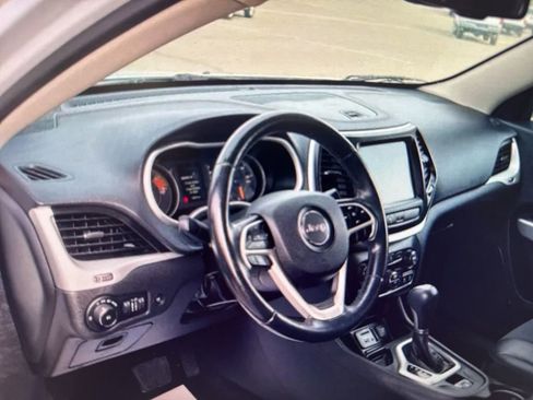 Used 2018 Jeep Cherokee Latitude Plus w/ Comfort/Convenience Group image 2