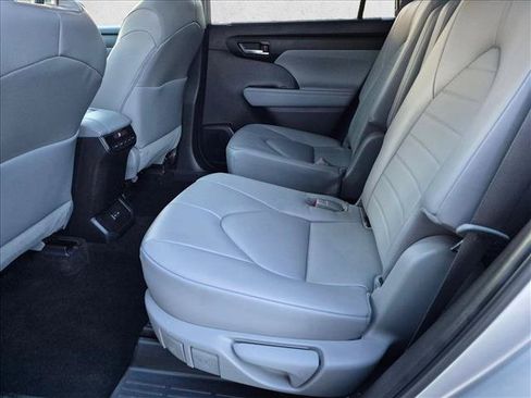 Used 2023 Toyota Highlander XLE FWD image 16
