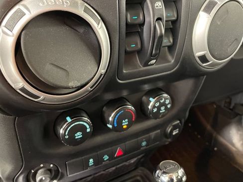 Used 2015 Jeep Wrangler Unlimited Rubicon w/ Connectivity Group AWD/4WD image 8