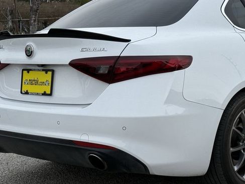 Used 2018 Alfa Romeo Giulia Base image 10