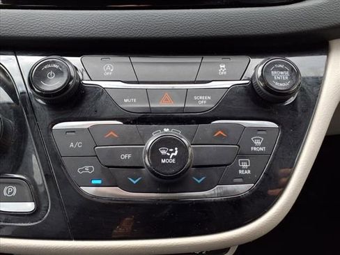 Used 2022 Chrysler Voyager LX image 26