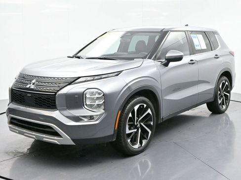 Used 2022 Mitsubishi Outlander SE image 3