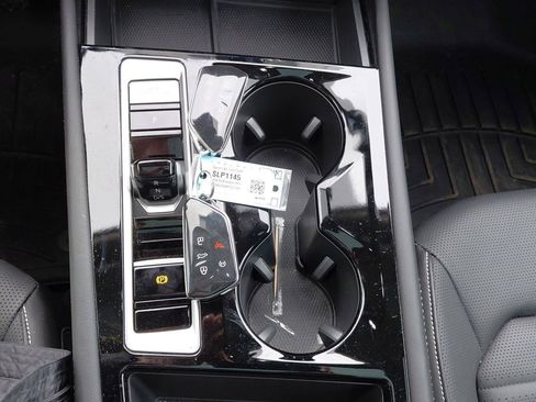 Used 2024 Volkswagen Atlas SEL AWD/4WD image 32