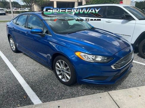 Used 2017 Ford Fusion SE w/ Fusion SE Technology Package FWD image 3
