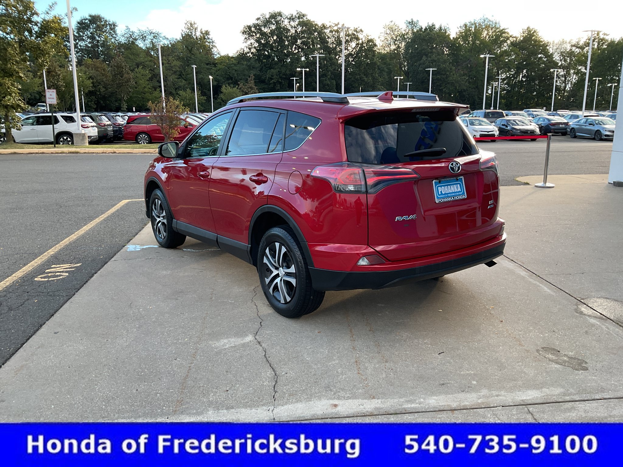 Used 2017 Toyota RAV4 LE AWD/4WD image 4