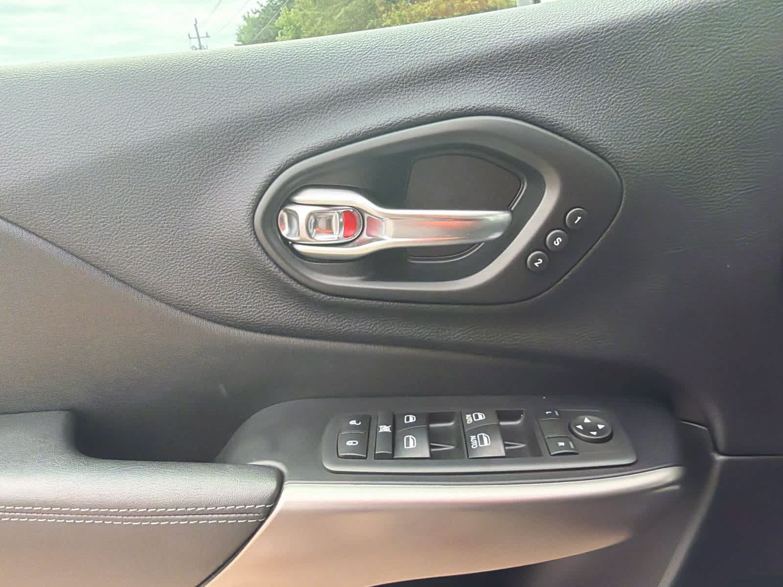 Used 2020 Jeep Cherokee Limited w/ Technology Group AWD/4WD image 18