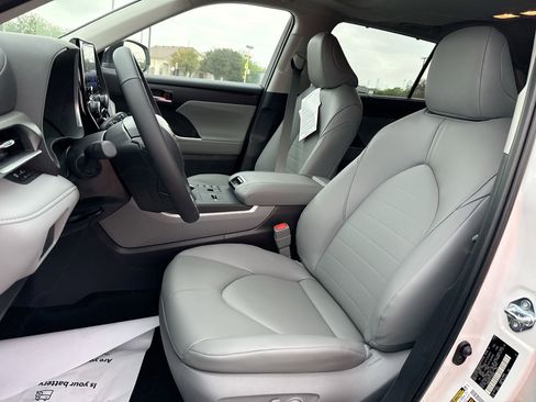 Certified 2026 Toyota Highlander XLE image 13