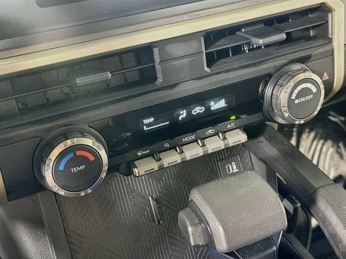 Used 2025 Toyota Tacoma SR5 AWD/4WD image 27