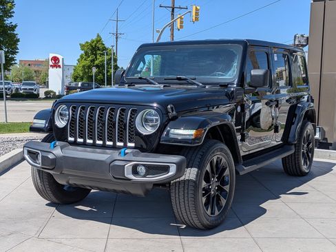 Used 2022 Jeep Wrangler Unlimited Sahara w/ Cold Weather Group AWD/4WD image 10