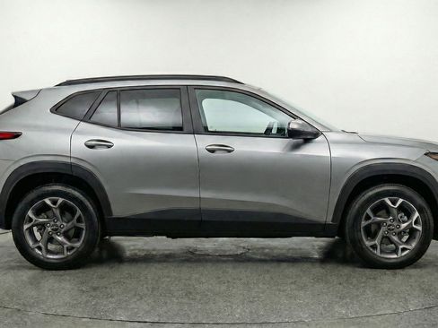 Used 2025 Chevrolet Trax LT FWD image 11