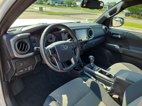 Used 2020 Toyota Tacoma TRD Off-Road w/ Technology Package AWD/4WD image 17