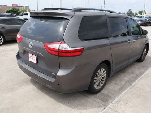 Used 2016 Toyota Sienna XLE w/ XLE Navigation Package image 11