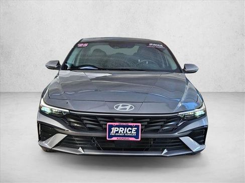 Used 2025 Hyundai Elantra Limited FWD image 2