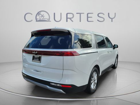 Used 2024 Kia Carnival LX FWD image 3