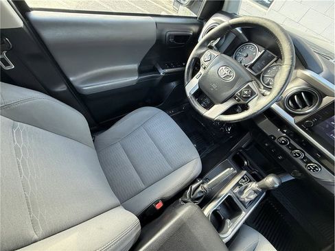 Used 2017 Toyota Tacoma SR5 w/ Tow Package RWD image 10