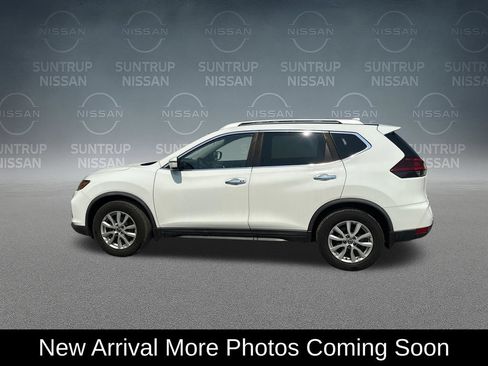 Used 2020 Nissan Rogue SV FWD image 2