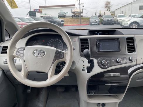 Used 2012 Toyota Sienna LE image 12